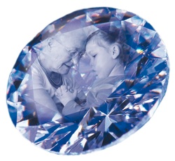 Diamant in dem sich ein Gesicht spiegelt